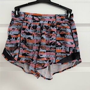 Lululemon Hotty Hot Low-Rise Lined Short 4"
Colour Inversion Multi/Black, Size 4